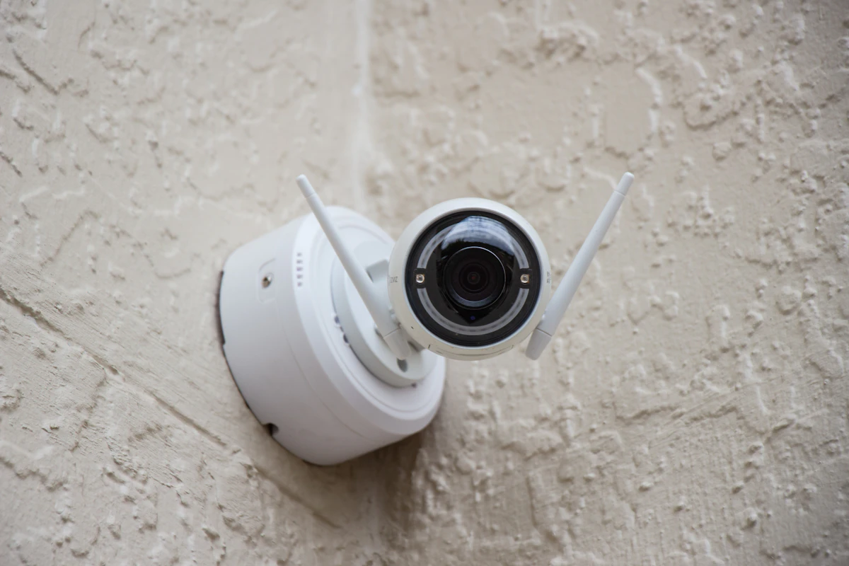 Cámara de seguridad WiFi instalada en una pared