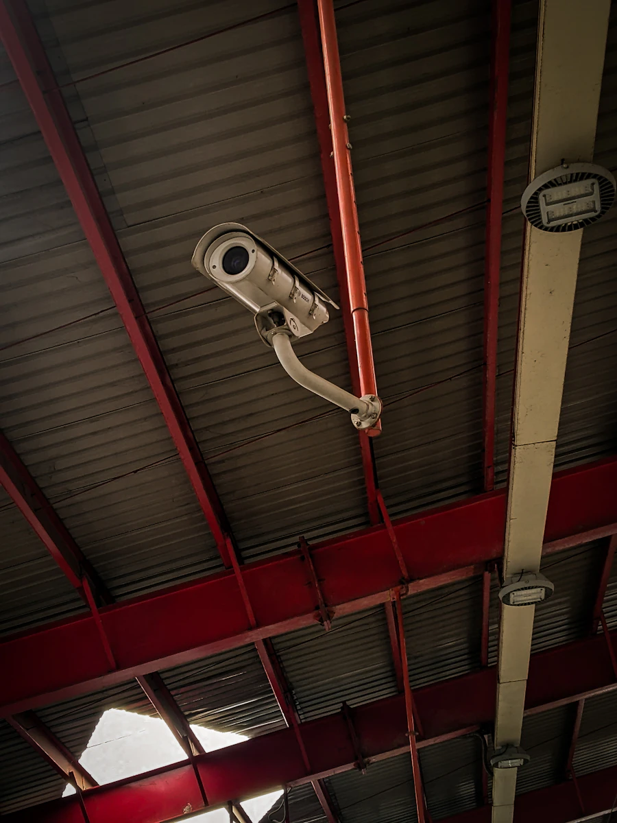 Cámara de seguridad en un galpón